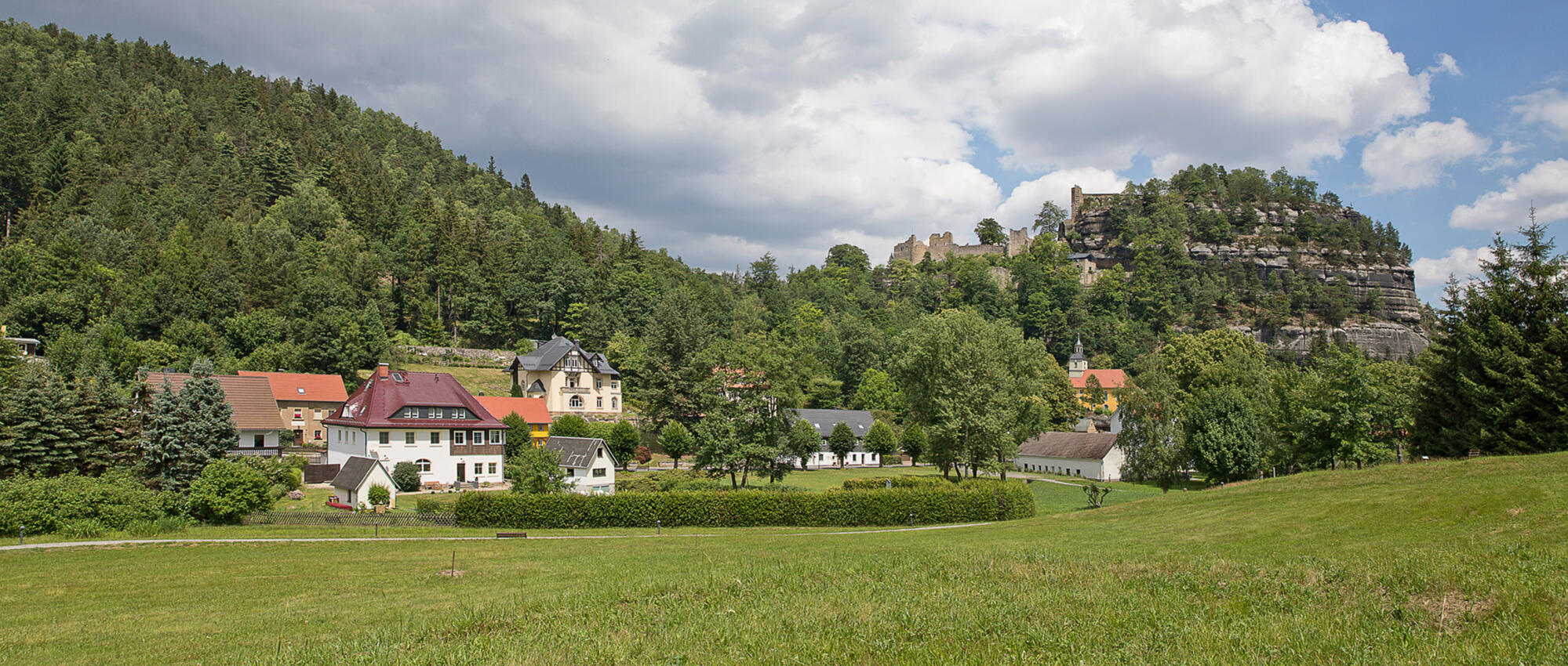 Kurort und Berg Oybin mit seiner mittelalterlichen Burg- und Klosteranlage Kurort und Berg Oybin mit seiner mittelalterlichen Burg- und Klosteranlage